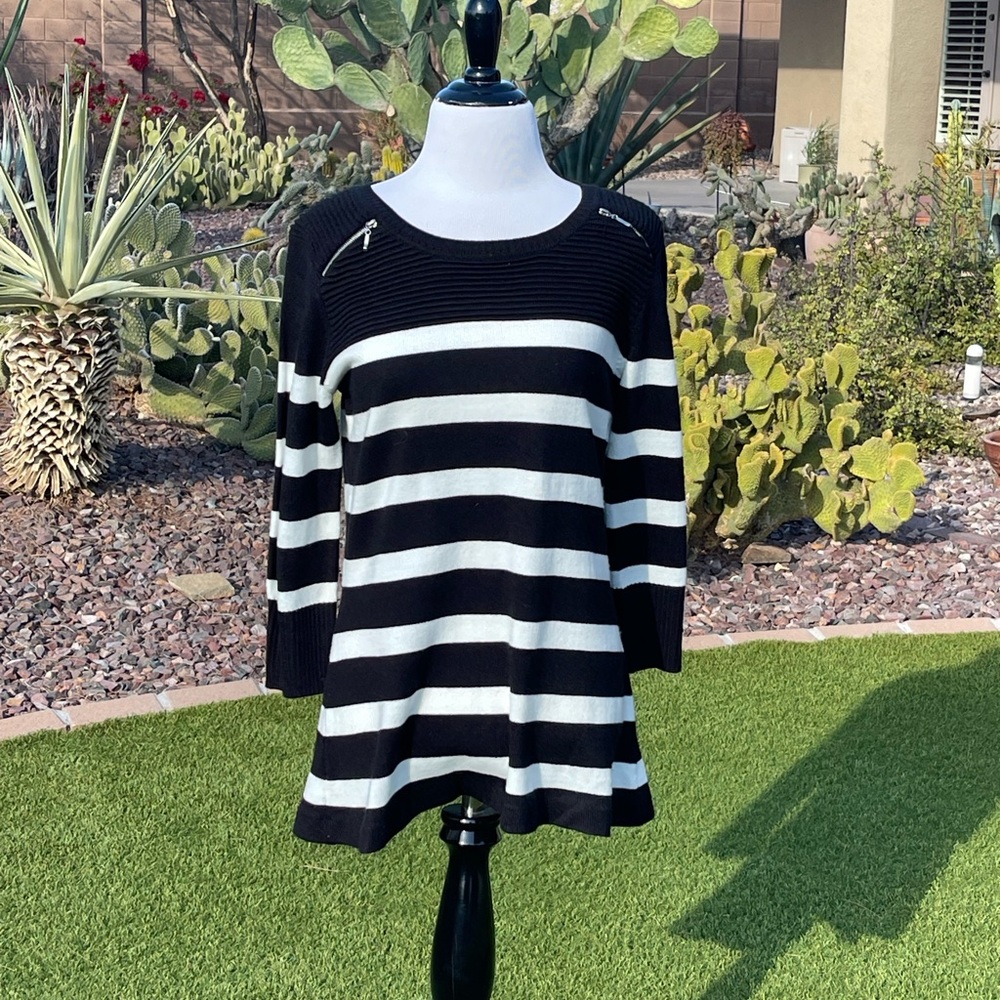 CHRISTIN MICHAELS - Black and White Striped Women's Top, two zippers at shoulder